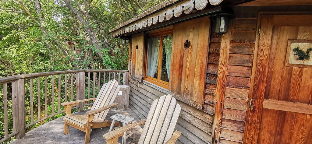 Terrasse d'une cabane perchée chez Orion Tree House à Saint Paul de Vence hébergement insolite dans les Alpes Maritimes