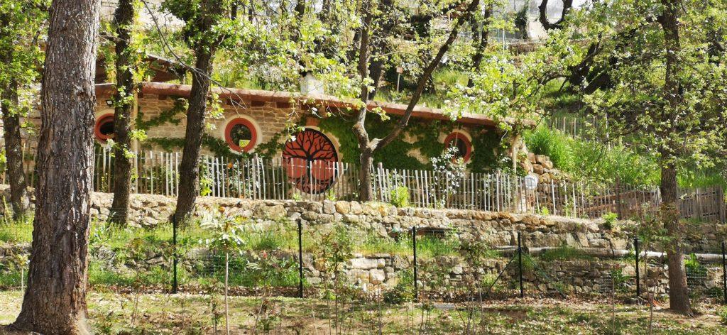 La tanière de Sam avec son terrain de pétanque et jacuzzi privatif ! Maison de Hobbit aux cabanes du varon à flayosc hébergement insolite dans le var