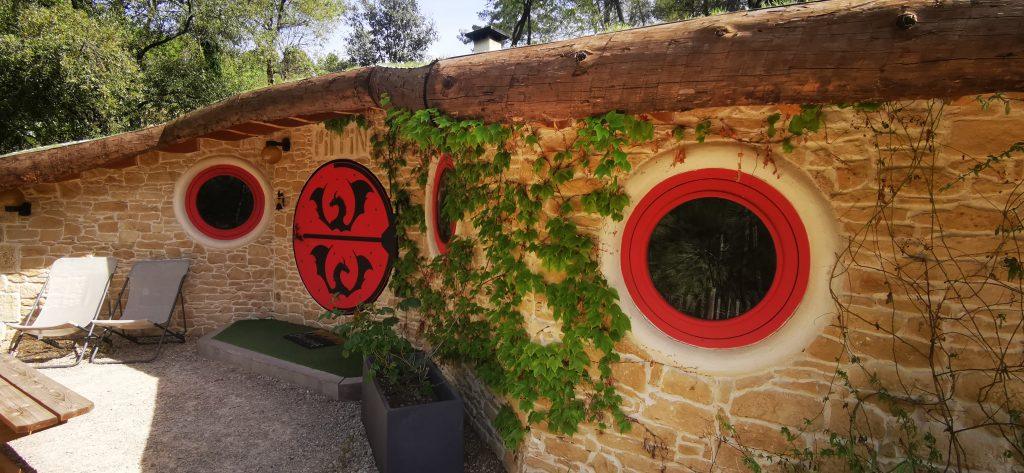 La magnifique tanière de Peppin maison de hobbit dans le Var aux Cabanes du Varon 