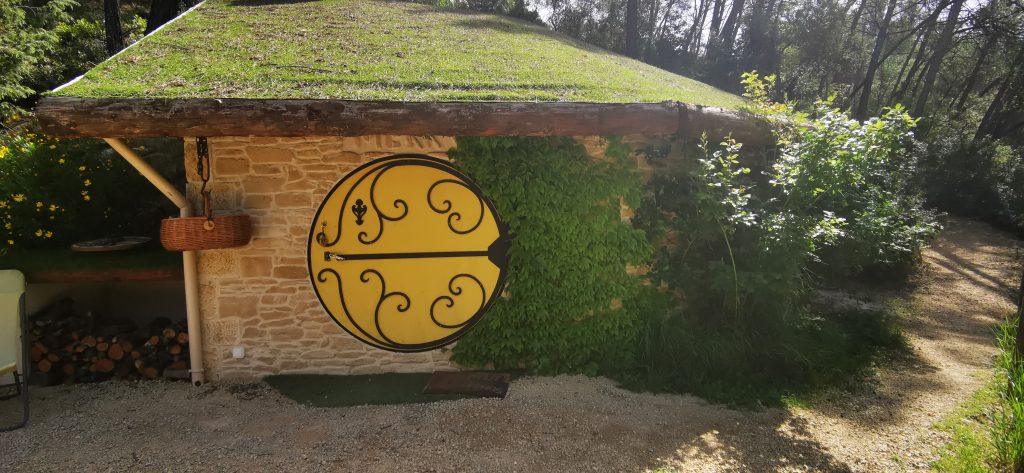 La tanière de Merry qui plaira aux enfants grâce à sa balançoire intérieure et son tobogan caché ! 
