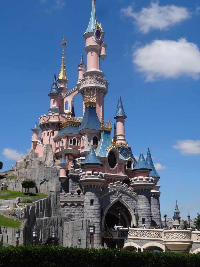Le célèbre château de la Belle au bois dormant, emblème des studios Disney (Paris, 2018)