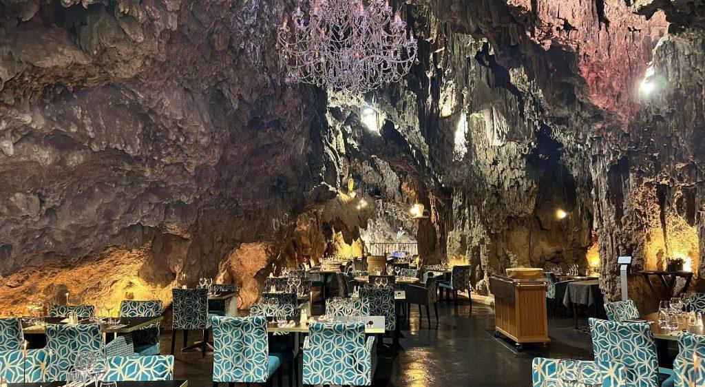 L'intérieur du restaurant La Grotte à Trans en Provence dans le Var 