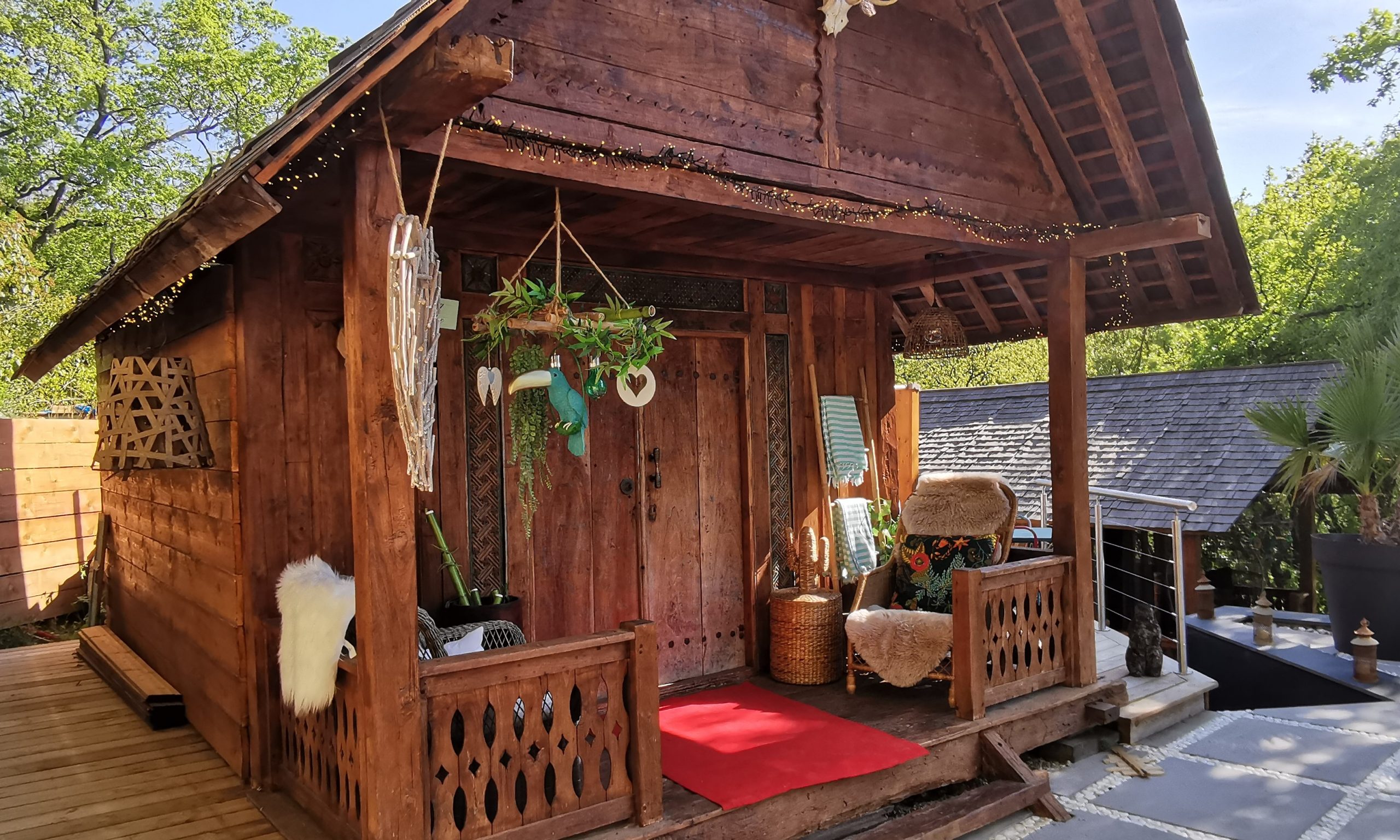 Le Zaza Lodge et sa petite terrasse au Bamboo lodge à montauroux dans le var