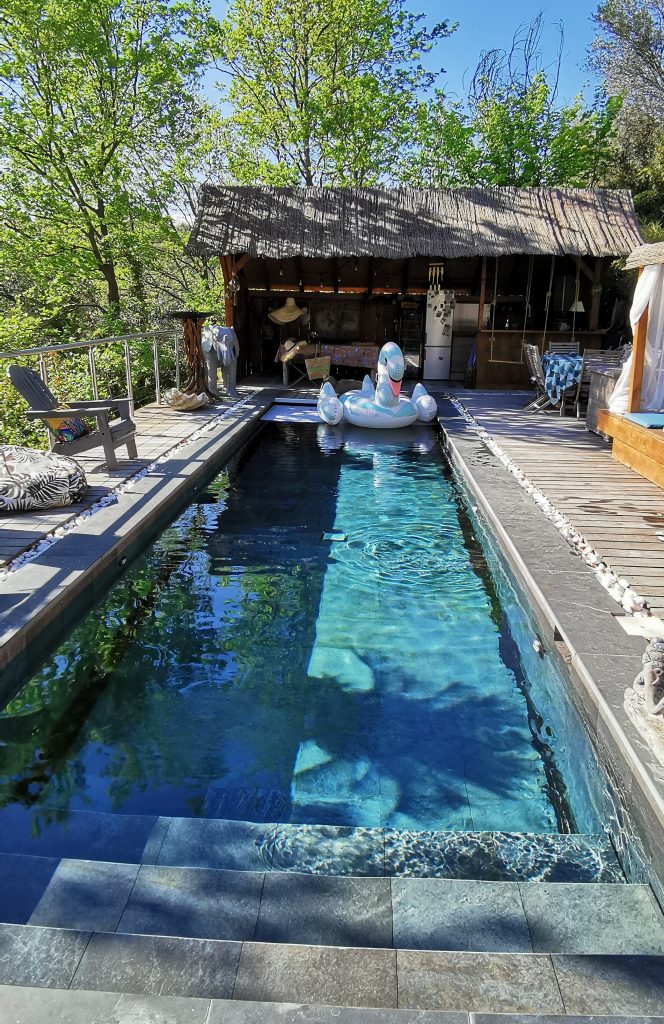 La piscine exotique chauffée et la cuisine d'été à disposition au Bamboo Lodge à Montauroux dans le Var