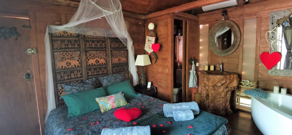 La magnifique décoration intérieure du Milly Lodge et sa baignoire au Bamboo Lodge à Montauroux dans le Var