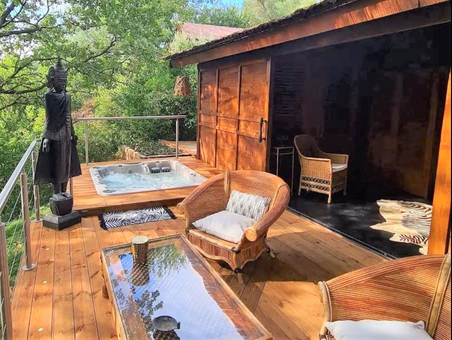 Le Pitou Lodge, sa terrasse et son jacuzzi au Bamboo Lodge à Montauroux dans le var