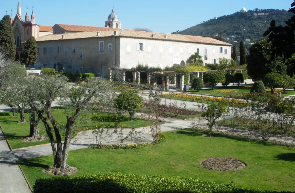 Les allées du jardin du Monastère de Cimiez à Nice