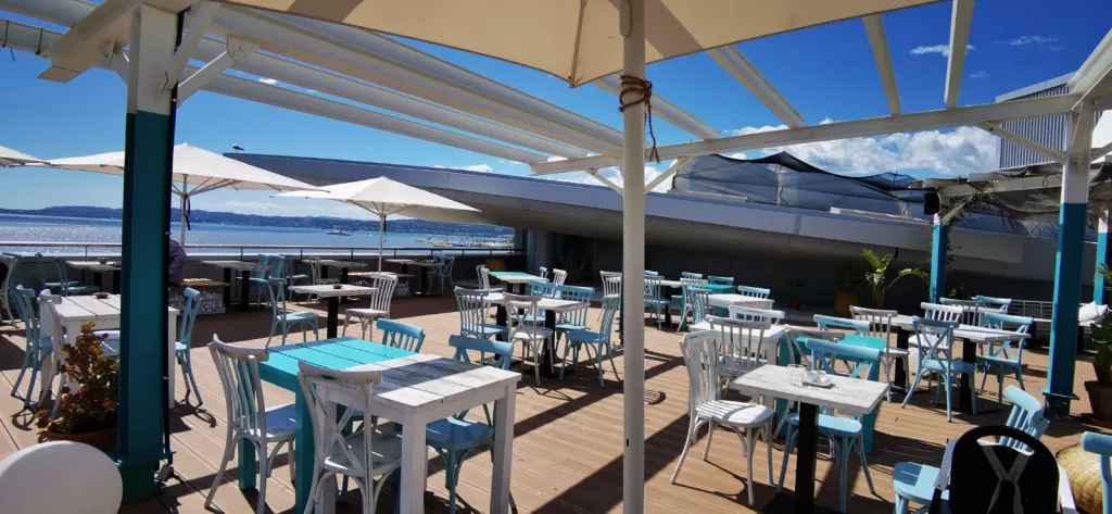 La belle et grande terrasse du restaurant It Villaggio à Cap3000 à St Laurent du var 