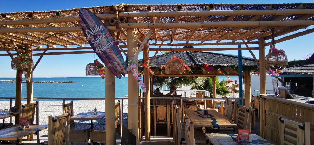 La magnifique et exotique terrasse en bord de mer du Tortola et ses paillottes à Saint Laurent du Var