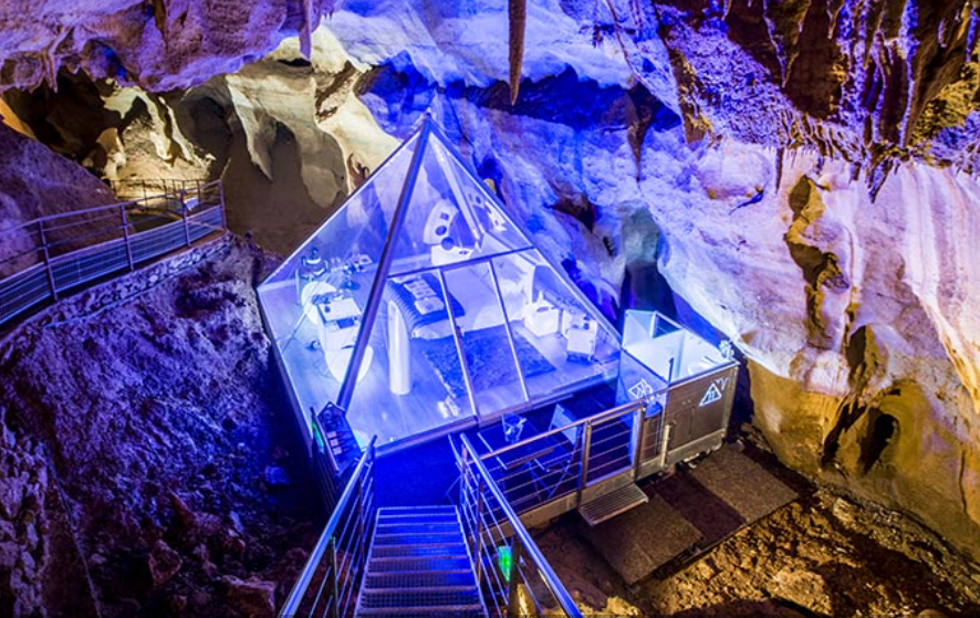 La Pyramide transparente de la Grotte de la Cocalière à Courry 