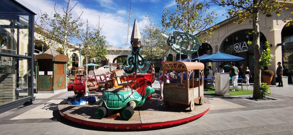 Le manège en bois type carousel au Shopping Promenade Riviera (en haut, place des Arcades)