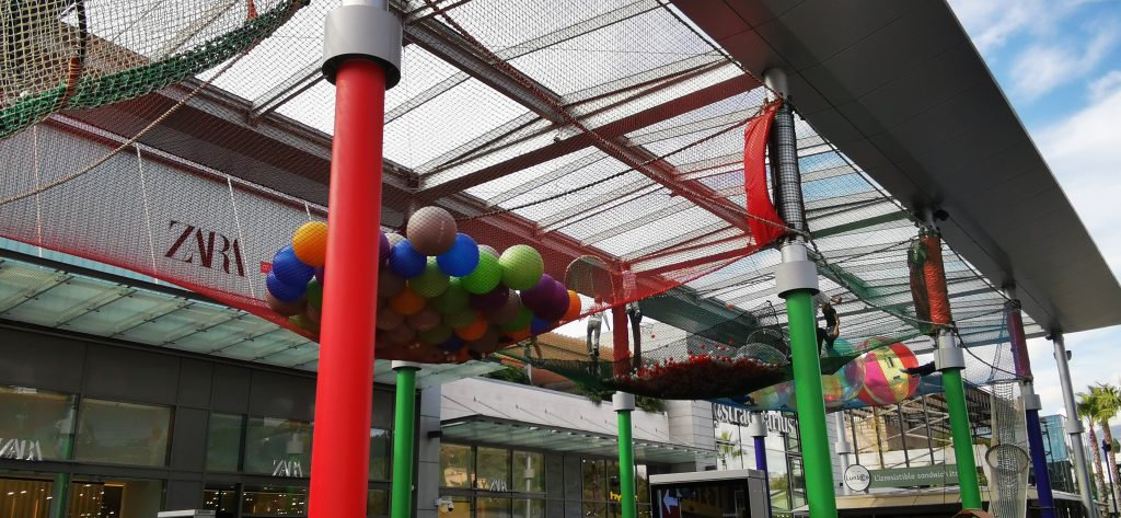 Les filets suspendus sur l'allée principale face à Zara à Shopping Promenade Riviera 