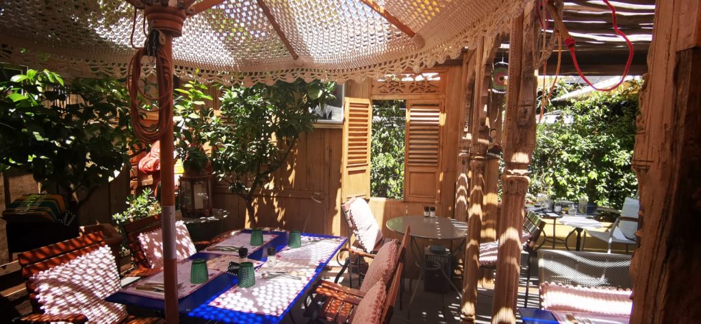 La dépaysante terrasse de Les délices de Céline B à Salon de Provence 