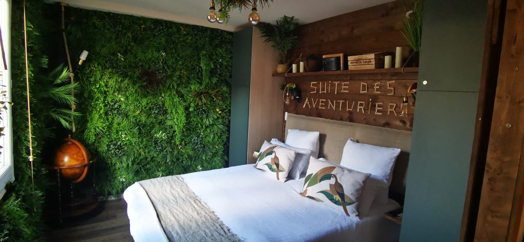 La magnifique chambre de la Suite des Aventuriers au milieu de la jungle