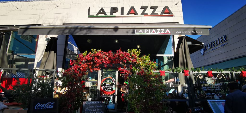Restaurants La Piazza et l'Atelier l'un en face de l'autre à Shopping Promenade Riviera à Cagnes sur mer
