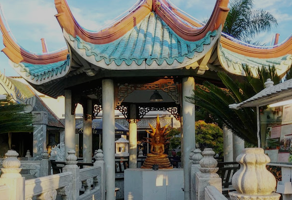 La pagode du magnifique jardin extérieur de l'Ancien restaurant Thai à Villeneuve Loubet sur la route du bord de mer 