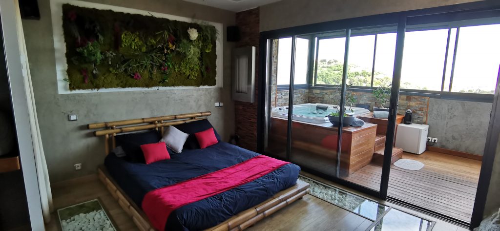 La Suite Jaipur et son jacuzzi privatif à la Villa Sensorielle à Nice 