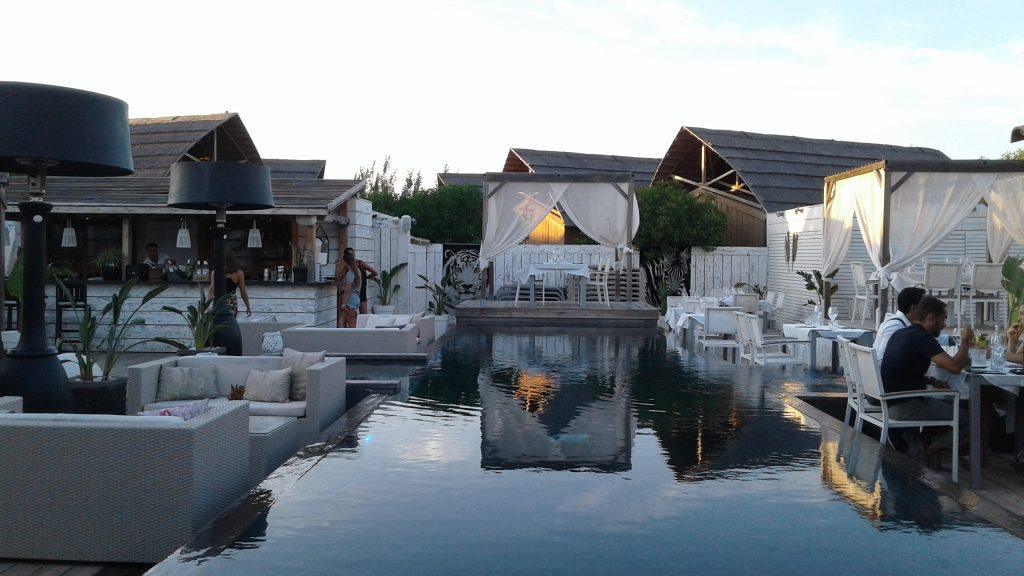 Le spa Tiki Spa la journée qui devient le restaurant Tiki Thai le soir au camping de luxe Kon Tiki à Ramatuelle 