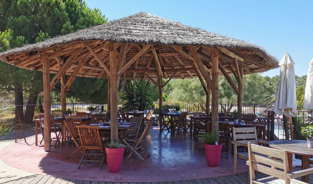 L'une des paillottes du Lodge Club au quartier des secrets du camping les Petits Camarguais en Camargue
