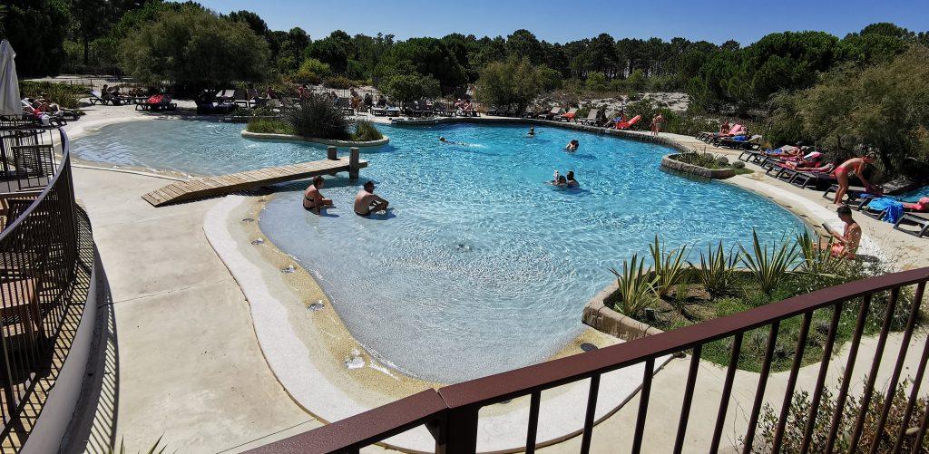 La magnifique piscine Lagon du quartier des secrets au camping Les Petits Camarguais en Camargue