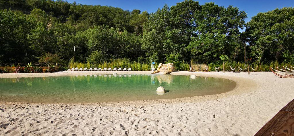 La magnifique piscine lagon et sable fin au camping Verdon Parc à Gréoux les Bains 