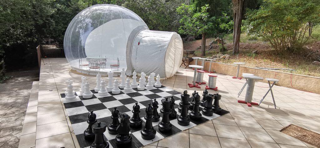 Prêts pour une partie d'échecs géants ? Au Domaine de la Tuilière hébergements insolites dans le Var 