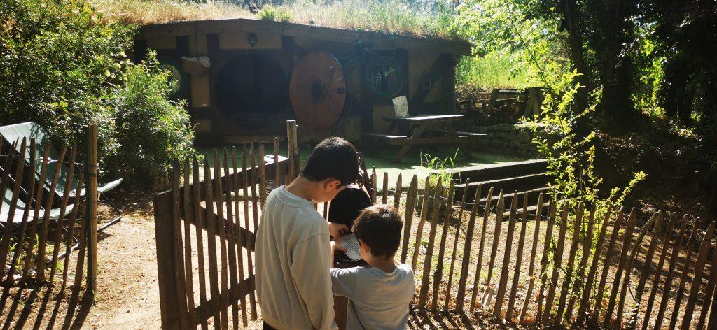 Début de l'escape Game pour retrouver l'anneau de Frodon aux Cabanes du Varon, cabane de hobbit dans le Var meilleurs hébergements insolites en PACA avec des enfants